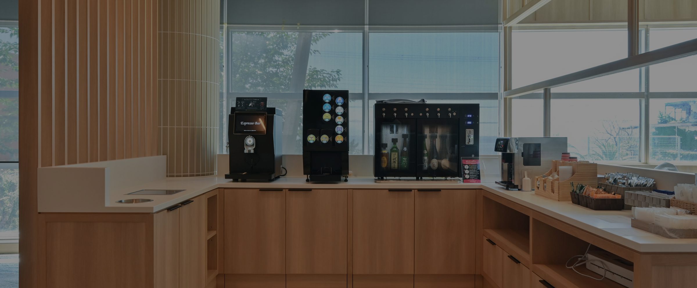 コーヒーマシンなどが並ぶドリンクコーナー