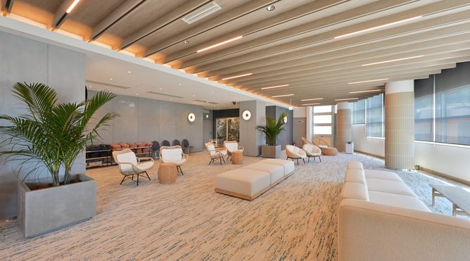 ソファとチェアが並ぶLobby Lounge